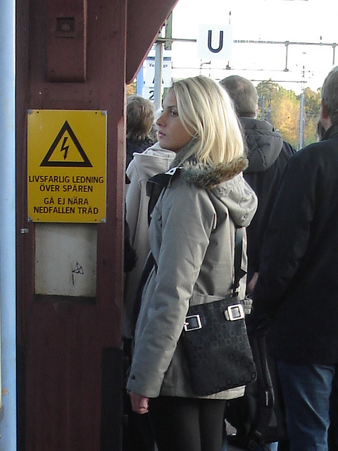 Electric Swedish blonde in chunky heeled boots /  Suédoise blonde électrique en bottes de cuir à talons trapus