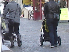 Blurry Swedish Moms by the parasol / Ängelhlom - Suède / Sweden - 23 0ctobre 2008