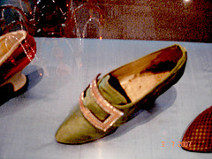 Huge buckled moderate heeled shoes /  Bata Shoe Museum -  Toronto, Canada.  3 juillet 2007