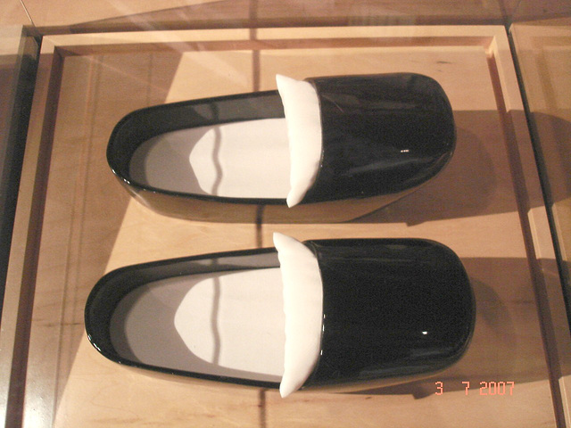 Style cercueil foncé / Dark coffin funeral style -Bata Shoe Museum / Toronto, Canada.  3 juillet 2007