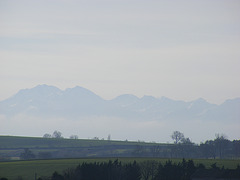 La chaîne des Pyrénées dans la brume