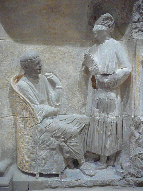Femme et servante sur un tombeau romain