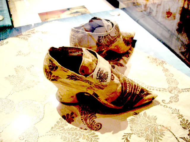 Noticeable ancient Footwears with a homemade touching-up / Bata shoe museum - Toronto, Canada - 3 juillet 2007