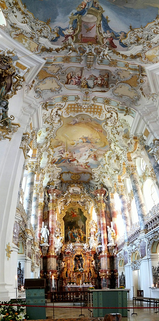 Wieskirche: Der Altarraum mit Deckengemälden. ©UdoSm