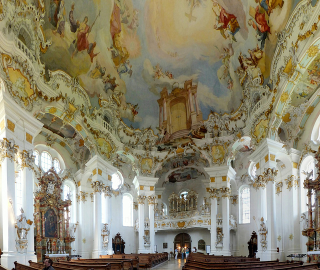 Wieskirche: Blick zum Eingang und zur Orgel. ©UdoSm