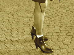 La Dame blonde Hoss Oss Fär en bottines sexy à talons hauts /  -  Hoss Oss Fär Swedish blond mature in short high-heeled Boots /  Ängelholm  /  Sweden - Suède.  23 octobre 2008- Sepia