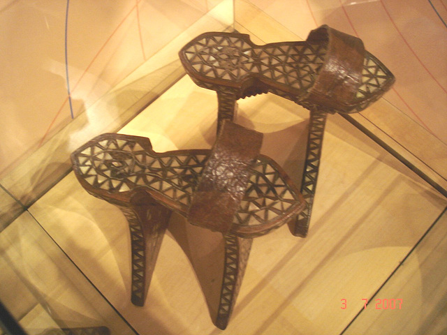 Metal ruling class platform ancestors - Bata Shoe Museum. Toronto, Canada - 3 juillet 2007