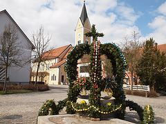 Osterbrunnen in Kareth