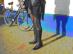La Dame ICA en mini-jupe et bottes sexy avec permission /   ICA shadow Lady in miniskirt and sexy boots with permission -  Postérisation