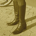 La Dame ICA en mini-jupe et bottes sexy avec permission /   ICA shadow Lady in miniskirt and sexy boots with permission - Sepia