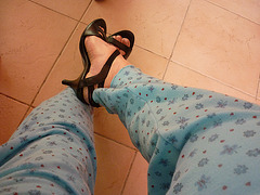 Mon amie Christiane avec permission /  Essai en pyjama  / Nouvelles sandales à talons hauts.