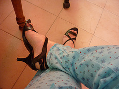 Mon amie Christiane avec permission /Essai en pyjama  / Nouvelles sandales à talons hauts.