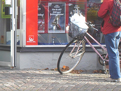 Direkten blond biker in red with jeans and white sneakers /  Suédoise blonde à vélo en jeans et espadrilles blanches -  Ängelholm / Sweden - Suède - 23-10-2008