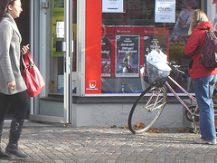 Direkten blond biker in red with jeans and white sneakers /  Suédoise blonde à vélo en jeans et espadrilles blanches -  Ängelholm / Sweden - Suède - 23-10-2008