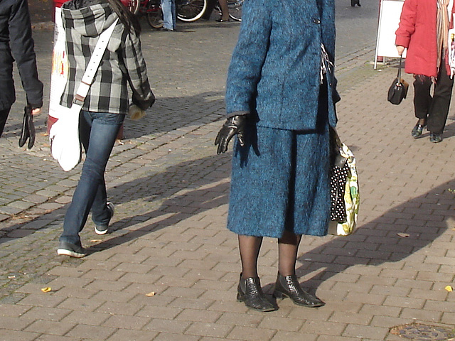 Inspiration blond Swedish mature Lady with black leather gloves /  Suédoise blonde du bel âge avec gants de cuir -  Ängelholm  / Suède - Sweden.  23 octobre 2008
