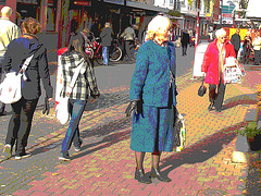 Inspiration blond Swedish mature Lady with black leather gloves /  Suédoise blonde du bel âge avec gants de cuir -  Ängelholm  / Suède - Sweden.  23 octobre 2008 - Postérisation