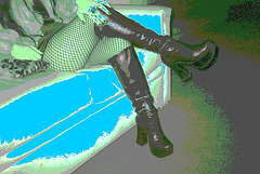 Lady Roxy  /  Crossed legs and high-heeled leather boots - Croisé de jambes et bottes de cuir. RVB postérisé avec bleu photofiltré