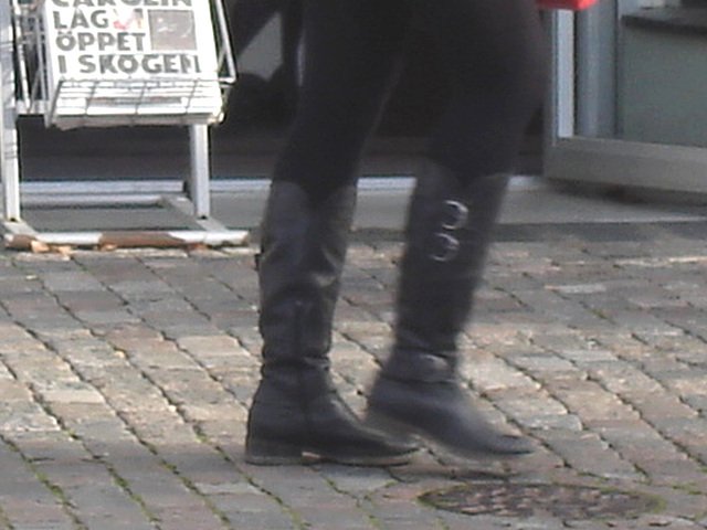 Direkten Lady in chunky flat heeled Boots /  La Dame Direkten en bottes à talons trapus -  Ängelholm / Sweden - Suède - 23 octobre 2008 -