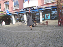 Handlesbanken sabrinas Lady /  La Dame Handlesbanken aux souliers plats -  Ängelholm / Suède - Sweden.  23 octobre 2008