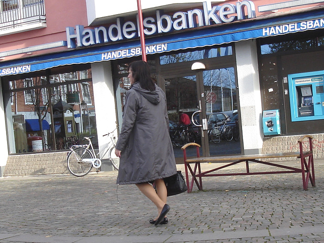 Handlesbanken sabrinas Lady /  La Dame Handlesbanken aux souliers plats -  Ängelholm / Suède - Sweden.  23 octobre 2008