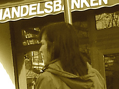 Handlesbanken sabrinas Lady /  La Dame Handlesbanken aux souliers plats -  Ängelholm / Suède - Sweden.  23 octobre 2008 - Sepia