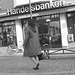 Handlesbanken sabrinas Lady /  La Dame Handlesbanken aux souliers plats -  Ängelholm / Suède - Sweden.  23 octobre 2008 -  N & B