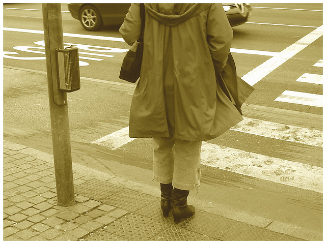 Street corner curly Mature Lady in sexy high-heeled boots and jeans /  Dame mature aux cheveux bouclés en bottes à talons hauts et jeans -  Copenhage, Danemark.  19-10-200 - Sepia