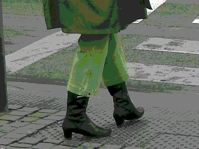 Street corner curly Mature Lady in sexy high-heeled boots and jeans /  Dame mature aux cheveux bouclés en bottes à talons hauts et jeans -  Copenhage, Danemark.  19-10-2008  - Inversion RVB postérisée