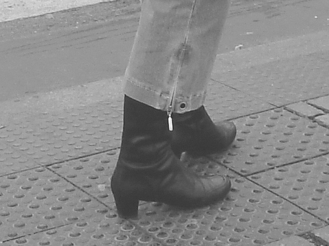 Street corner curly Mature Lady in sexy high-heeled boots and jeans /  Dame mature aux cheveux bouclés en bottes à talons hauts et jeans -  Copenhage, Danemark.  19-10-2008- N & B