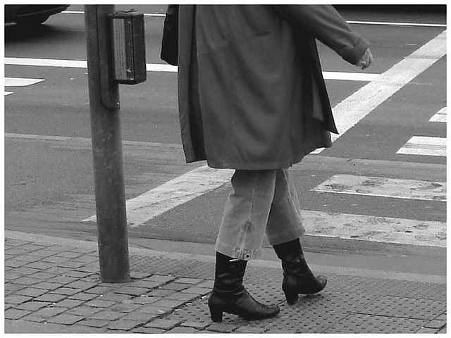 Street corner curly Mature Lady in sexy high-heeled boots and jeans /  Dame mature aux cheveux bouclés en bottes à talons hauts et jeans -  Copenhage, Danemark.  19-10-2008 - N & B