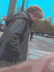 Street corner curly Mature Lady in sexy high-heeled boots and jeans /  Dame mature aux cheveux bouclés en bottes à talons hauts et jeans -  Copenhage, Danemark.  19-10-2008   - Ciel bleu photofiltré + postérisation