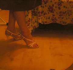 Nouvelles chaussures de mariage / New wedding shoes -   Christiane avec / with permission -  Juillet 2009 . Photo originale