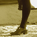 Direkten hatter in chunky heeled shoes and sexy skirt /  Suédoise à chapeau en jupe sexy et souliers à talons trapus /   Ängelholm /  Suède - Sweden.  23/10/2008-  Sepia