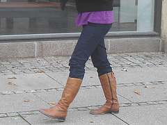 Danish blond in black and flat pale sexy pale boots /  Danoise blonde en bottes pâles à talons plats - Copenhague, Danemark.  20 octobre 2008- Lightened version / Version éclaircie