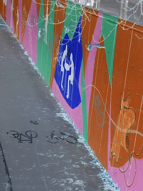 Mur coloré et piste cyclable /  Colorful wall and cycle tracks - Copenhague, Danemark.  20 octobre 2008- Négatif