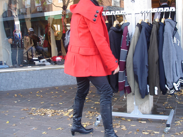Blonde suédoise typique en bottes de cuir à talons hauts /  Typical swedish blond in leather high-heeled boots.