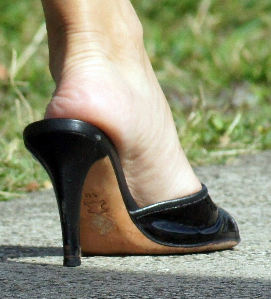walking in heels, close up size 6