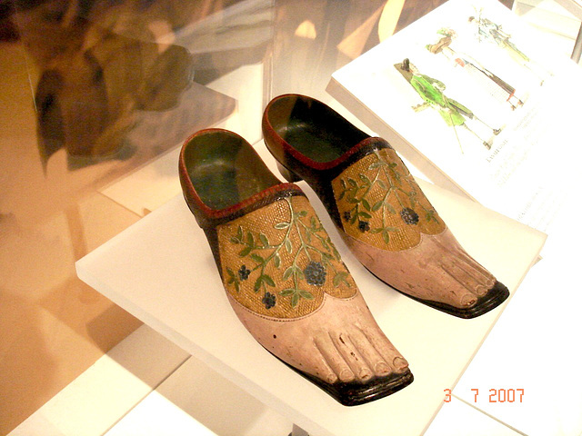 Toes optical illusion tips - Bata Shoe Museum / Toronto, Canada.  3 juillet 2007