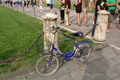biciklo ĉe kolono