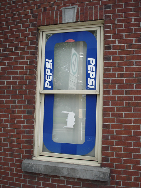 Fenêtre Pepsi / Pepsi window -  Blvd Pie IX / Montréal, Québec. CANADA - 2 juin 2010 - Virage à gauche / Left bend