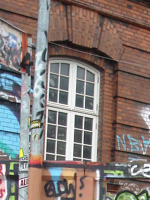 Poubelle et fenêtre artistique / Artistic garbage and window - Christiania / Copenhagen - Copenhague.  26 octobre 2008.