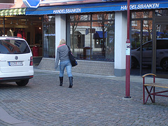 La jeune blonde Synsam en bottes à talons hauts moyens / Synsam Swedish blond Lady in tight heans with sexy low-heeled Boots - Ängelholm / Suède - Sweden.  23-10-2008