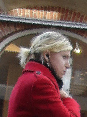 Grande blonde séduisante en bottes à talons hauts / Tall red Swedish blond lady in high-heeled boots - Ängelholm / Suède - Sweden. 23 octobre 2008.-  Pointillisme en peinture à l'huile