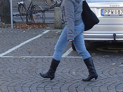 La jeune blonde Synsam en bottes à talons hauts moyens / Synsam Swedish blonde Lady in tight heans with sexy low-heeled Boots - Ängelholm / Suède - Sweden.  23-10-2008