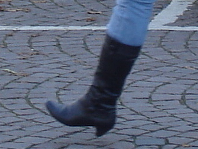 La jeune blonde Synsam en bottes à talons hauts moyens / Synsam Swedish blonde Lady in tight heans with sexy low-heeled Boots - Ängelholm / Suède - Sweden.  23-10-2008