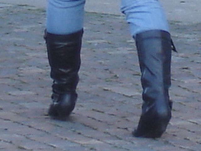 La jeune blonde Synsam en bottes à talons hauts moyens / Synsam Swedish blond Lady in tight heans with sexy low-heeled Boots - Ängelholm / Suède - Sweden.  23-10-2008