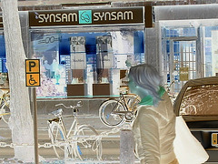 La jeune blonde Synsam en bottes à talons hauts moyens / Synsam Swedish blond Lady in tight heans with sexy low-heeled Boots - Ängelholm / Suède - Sweden.  23-10-2008 - Négatif