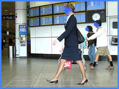 Hôtesse de l'air bien chaussée. /  Tall & slim beautiful flight attendant in high heels - Aéroport de Montréal- 18 octobre 2008 - Anonymous blue faces / Visages bleus et anonymes