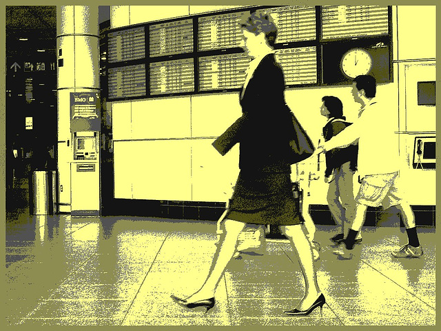 Hôtesse de l'air bien chaussée. /  Tall & slim beautiful flight attendant in high heels - Aéroport de Montréal- 18 octobre 2008 - Vintage postérisé