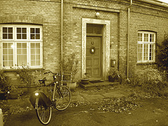 Vélo et maison danoise  / Bike and danish house - Christiania / Copenhague - Copenhague.  26 octobre 2008 - Sepia